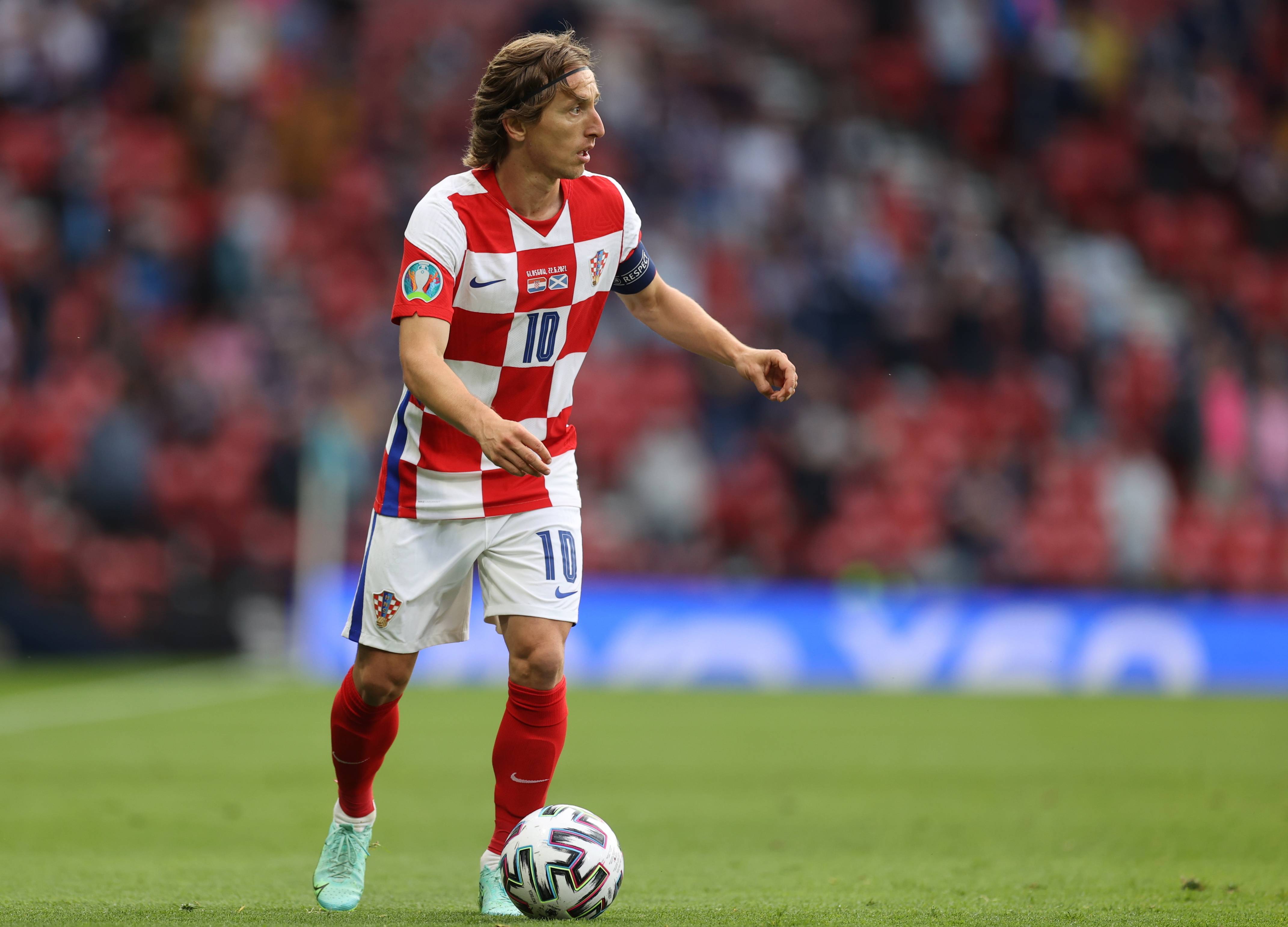 这位前锋的跑动太勤快了