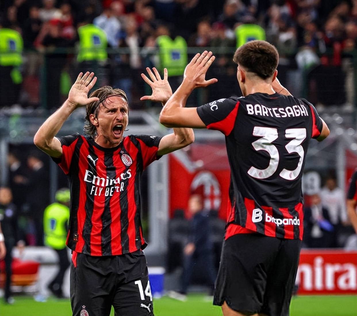 河南球迷在看台打出TIFO：United as one，we make history