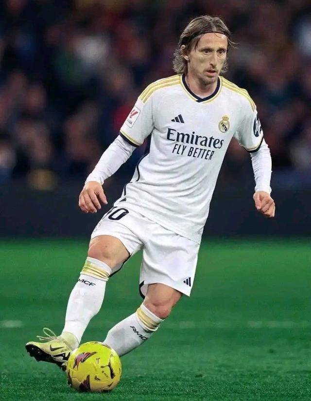 雪花飘飘北风萧萧，记者：世界杯抽签仪式场外下着大雪