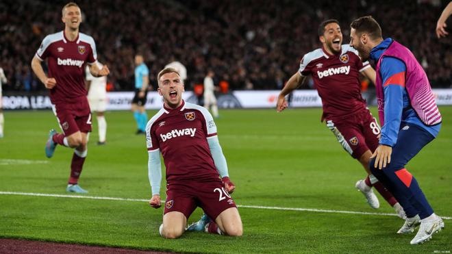 拜仁本赛季12轮保持不败，领跑积分榜，轰入44球，攻防俱佳，明日将迎战柏林联合。